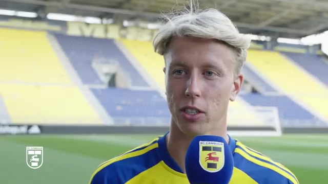 AZ-huurling Billy van Duijl tijdens zijn eerdere kennismakingsinterview bij Cambuur; archiefbeeld.