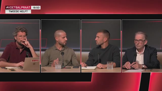 Analisten aan tafel bij een eerdere uitzending van Voetbalpraat
