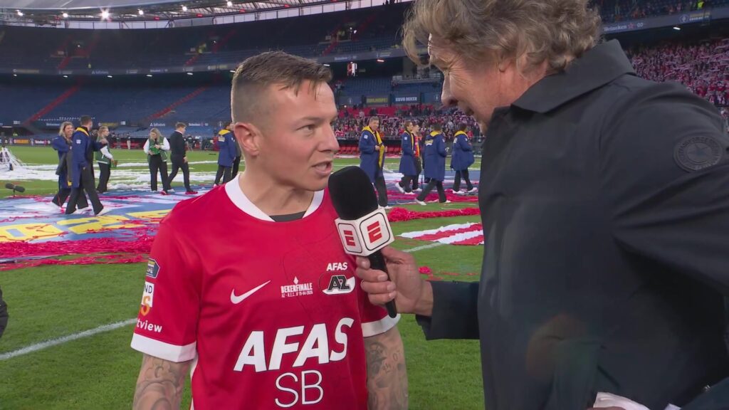 Jordy Clasie in AZ-tenue tijdens een interview