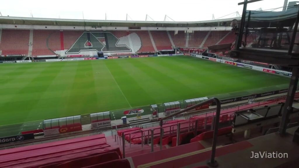 Het veld en de tribunes van het AFAS Stadion in Alkmaar