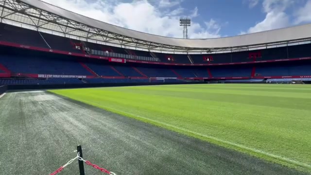 Het veld en de tribunes van De Kuip