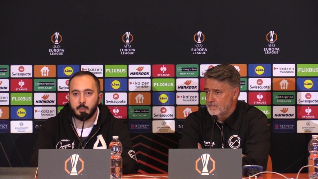 Tulipa, rechts, tijdens een eerdere persconferentie van Ararat-Armenia
