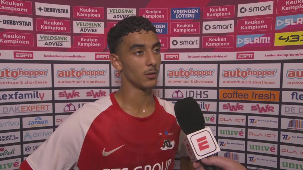 Ayoub Oufkir tijdens een eerder interview in Sparta-tenue