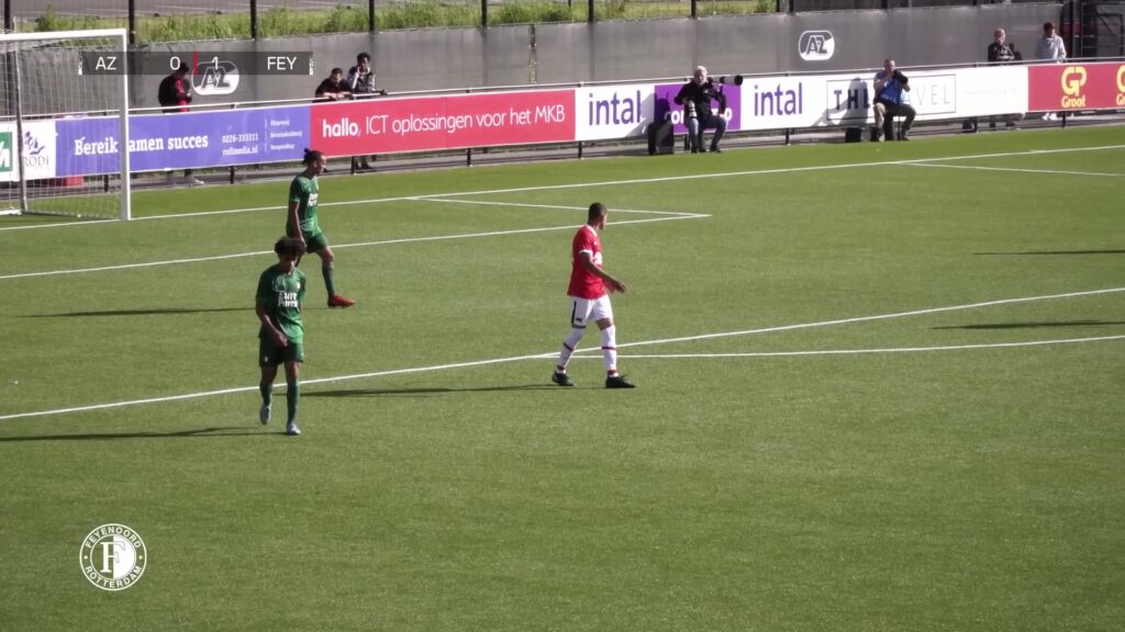 Spelmoment uit een eerdere ontmoeting van AZ Onder 16 en Feyenoord Onder 16.